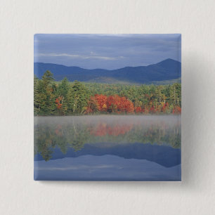 Nordamerika, USA, NH, Herbstreflektionen in Button