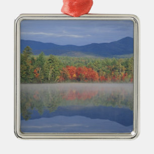 Nordamerika, USA, NH, Herbstreflexionen in Silbernes Ornament