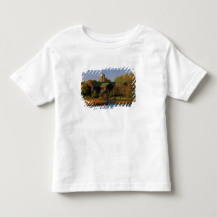 Nordamerika, USA, Wisconsin. Rote Scheune in Kleinkind T-shirt