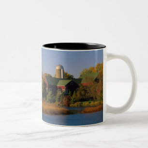 Nordamerika, USA, Wisconsin. Rote Scheune in Zweifarbige Tasse