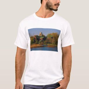 Nordamerika, USA, Wisconsin. Rotes Bauernhaus in T-Shirt