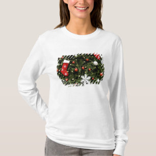 Nordamerika. Weihnachtsdekorationen auf Baum. 2 T-Shirt
