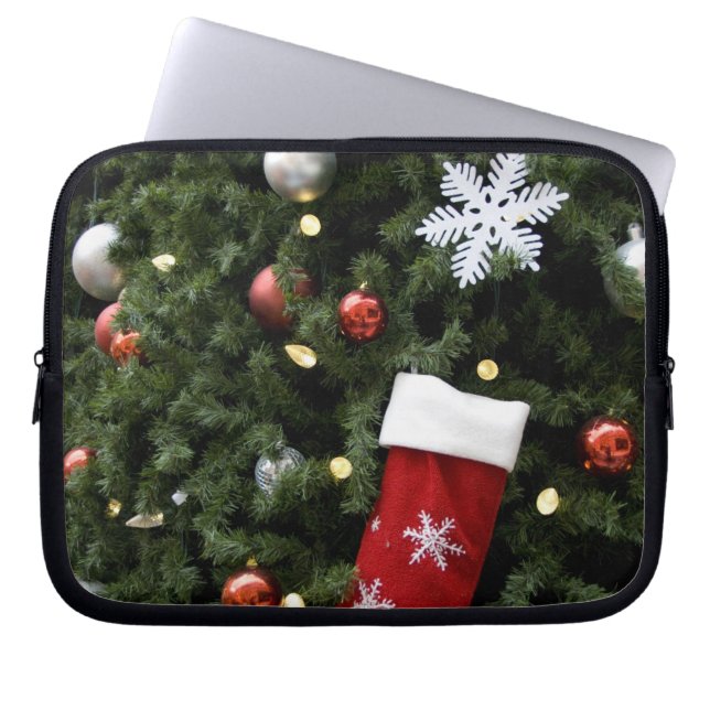Nordamerika. Weihnachtsdekorationen auf Baum. 5 Laptopschutzhülle (Vorderseite)