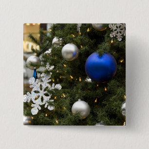 Nordamerika. Weihnachtsdekorationen auf Baum Button