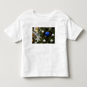 Nordamerika. Weihnachtsdekorationen auf Baum Kleinkind T-shirt
