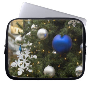 Nordamerika. Weihnachtsdekorationen auf Baum Laptopschutzhülle