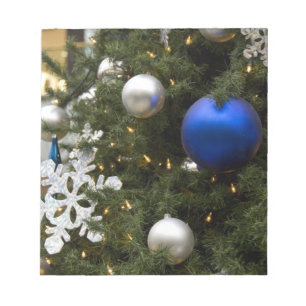 Nordamerika. Weihnachtsdekorationen auf Baum Notizblock