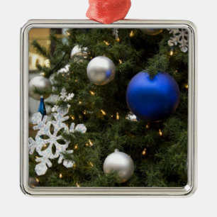 Nordamerika. Weihnachtsdekorationen auf Baum Ornament Aus Metall