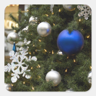 Nordamerika. Weihnachtsdekorationen auf Baum Quadratischer Aufkleber