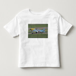 Nordamerikanische P-51 D Dazzling Donna auf der Kleinkind T-shirt