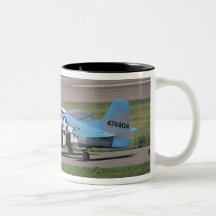 Nordamerikanische P-51 D Dazzling Donna auf der Zweifarbige Tasse