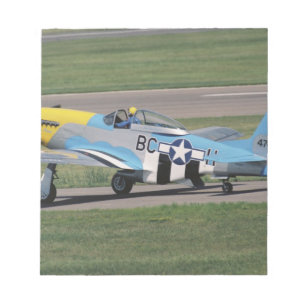 Nordamerikanisches P-51 D, das Donna auf blendet Notizblock
