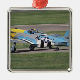 Nordamerikanisches P-51 D, das Donna auf blendet Silbernes Ornament
