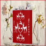 Nordic Christmas Reindeers White Santa Helpers Red Flachmann<br><div class="desc">Ein einzigartiges Weihnachtsgeschenk, das perfekt für Hochzeiten, Feiertage, Geburtstage und besondere Feiern ist! Künstlerische und wunderschöne, weiße Rentiere sind für den Weihnachtsmann gewartet. Personalisiertes Zitat/Weihnachts-Nachricht mit Illustrationen von weißen Weihnachtsschrecken auf tiefrotem Hintergrund. Diese niedliche rote Flasche liefert uns die Botschaft und den Geist von Weihnachten. Verwenden Sie die Platzhalter für...</div>