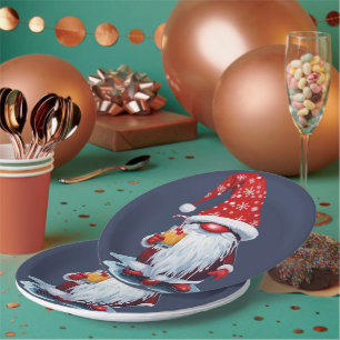Nordic Gnome hält einen Candy Cane Cocktail Pappteller