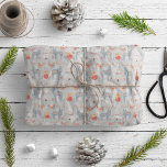 Nordic Reindeer Christmas Tree Floral Gray Geschenkpapier<br><div class="desc">Machen Sie sich bereit, mit Light Gray Nordic Rentier Weihnachtsbaum Floral Holiday Packpapier etwas Feiertagsstimmung zu verbreiten! Dieses hochwertige skandinavische Weihnachtsverpackungspapier spiegelt den festlichen Geist der Saison perfekt wider. Es zeichnet sich durch ein wunderschönes Muster aus - einschließlich eines zentralen Weihnachtsbaumes, Rentiers, Füchse und Schneeflocken - Set vor einem hellgrauen...</div>