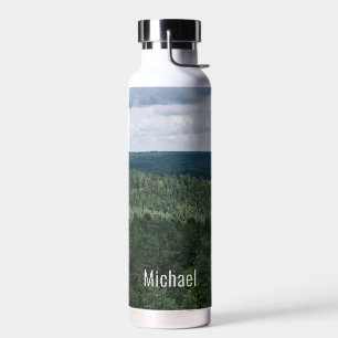 Nordische Waldlandschaft über den Bäumen mit Namen Trinkflasche