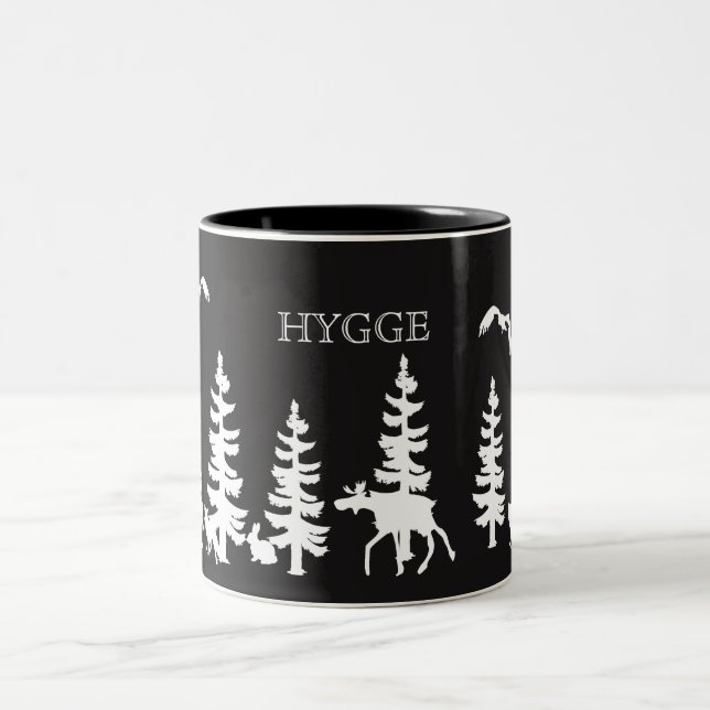 Nordisches Hygge mit waldreichen Silhouetten Schwa Zweifarbige Tasse (Mittel)