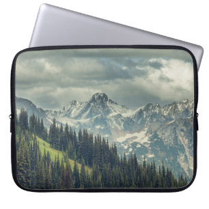 Nordkaskade: Majestic Mountain Peak. Laptopschutzhülle