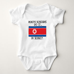 Nordkoreaner tun es... Im Geheimen. Baby Strampler