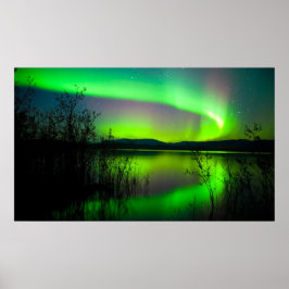 Nordlichter spiegeln sich am See wider Poster