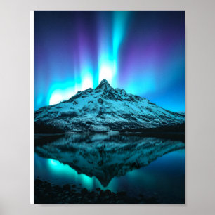 Nordlichter über schneebedeckten Bergen Poster