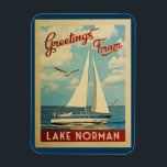 Normansee Sailboat Vintage Travel North Carolina Magnet<br><div class="desc">Dieses Greetings From Lake Norman North Carolina Jahrgang nautische Design bietet ein Boot,  das auf dem Wasser mit Möwen und einen blauen Himmel gefüllt mit herrlichen puffigen weißen Wolken.</div>