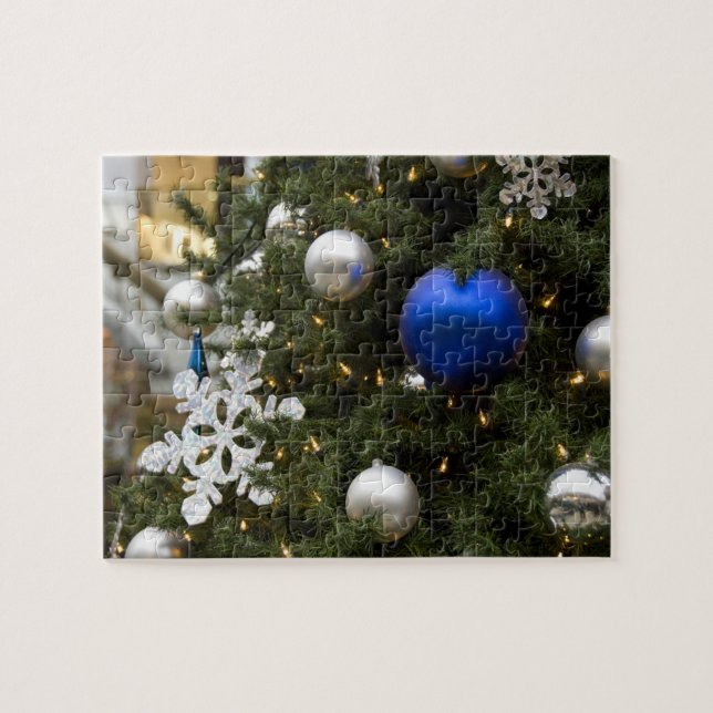 North America. Weihnachtsdekorationen auf Baum. (Horizontal)