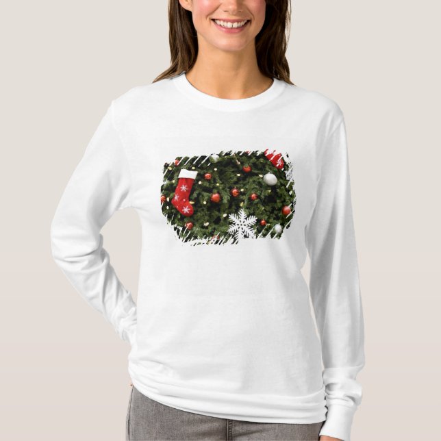 North America. Weihnachtsdekorationen auf Baum. 2 T-Shirt (Vorderseite)