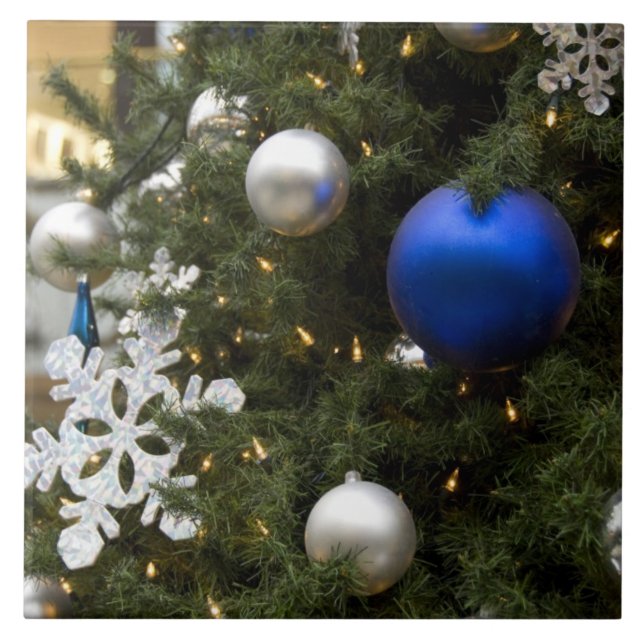 North America. Weihnachtsdekorationen auf Baum. Fliese (Vorderseite)