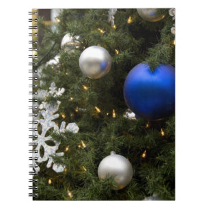 North America. Weihnachtsdekorationen auf Baum. Notizblock