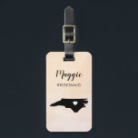 North Carolina Map Gepäcktag, Hochzeitsfeier Gepäckanhänger<br><div class="desc">Diese Staat Gepäckanhänger machen die perfekte Geschenkmarke für Hochzeitsfeiern oder Begrüßungstags. Krawatte es auf die Geschenke der Braut anstelle eines typischen Geschenketiketts,  und sie können es für Monate und Jahre verwenden. Tags haben einen pfirsichfarbenen Aquarell-Hintergrund. Um das Herz an der Hochzeitsstelle zu platzieren,  verwenden Sie die Option "Weiter anpassen".</div>