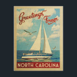 North Carolina Postcard Sailboat Vintage Reise Postkarte<br><div class="desc">Diese Grüße aus North Carolina Jahrgang Reise nautische Design verfügt über ein Boot Segelboot auf dem Wasser mit Möwen und einen blauen Himmel gefüllt mit prächtigen puffigen weißen Wolken.</div>
