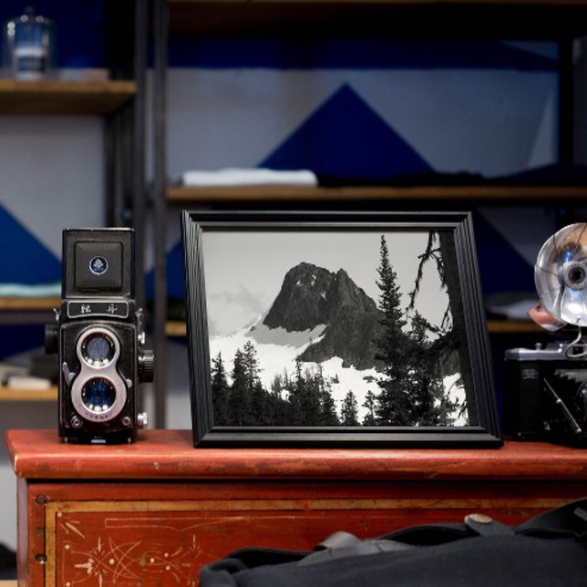 North Cascades Mountain Peak Schwarz und Weiß Fotodruck (In Situ Framed)