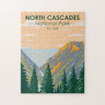 North Cascades Nationalpark Washington Vintag<br><div class="desc">North Cascades Vektorgrafik Design. Der Park besteht aus einem nördlichen und südlichen Abschnitt,  der vom Skagit Fluss geteilt wird,  der durch die Stauseen des Ross Lake National Recreation Area fließt.</div>