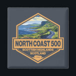 North Coast 500 Scotland Travel Art Abzeichen Magnet<br><div class="desc">North Coast 500 fertig in einem Vintagen Stil Emblem. Die Nordküste 500 (NC500) liegt im nördlichen schottischen Hochland und ist eine Schleifenroute.</div>