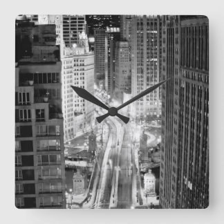 North Michigan Avenue in Chicago after winter Quadratische Wanduhr