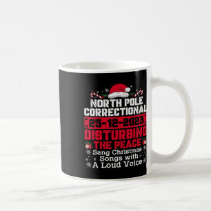 North Pole Correctional sang Weihnachtslieder mit Kaffeetasse