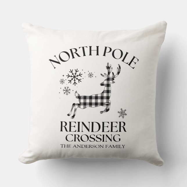 North Pole Reindeer Crossing Buffalo Plaid Kissen (Vorderseite)