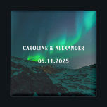 Northern Lights Aurora Borealis Night Sky Wedding Magnet<br><div class="desc">Nordlichter,  Magnet für Hochzeiten von Aurora Borealis. Nachthimmel,  Sterne,  Bergmagnet. Personalisieren Sie Ihre Namen und das Datum der Hochzeit.</div>