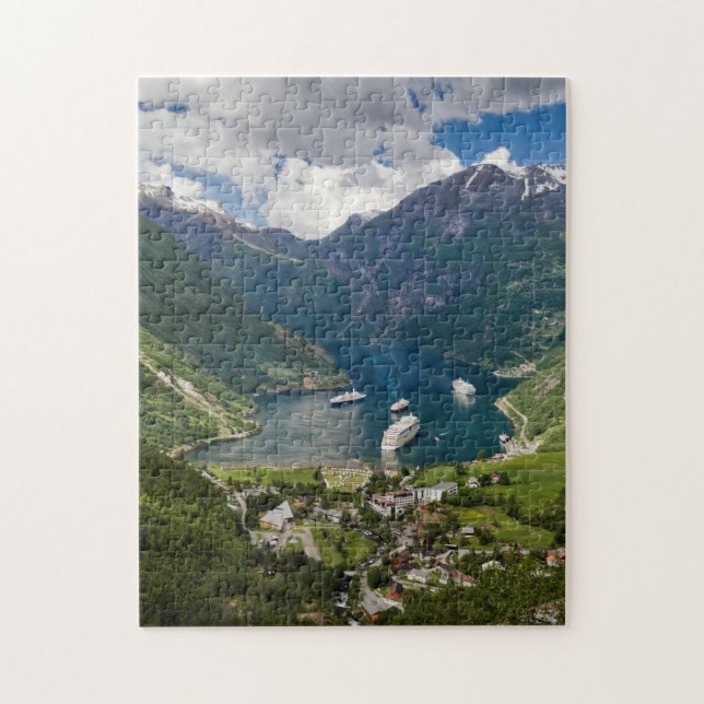 Norwegen-Ansicht zu Geiranger von Flydalsjuvet (Vertikal)