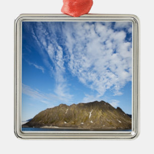 Norwegen, Svalbard, Wolken über steilen Klippen Silbernes Ornament