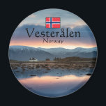 Norwegen Vesteralen Souvenir Magnet<br><div class="desc">Landschaftliches Foto eines Landhauses an der Küste von Vesterålen in Nordnorwegen,  Skandinavien. Foto © Sebastian Worm</div>