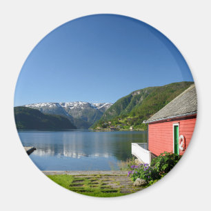 Norwegische Fjordansicht und runder Magnet des