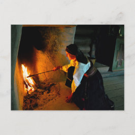 Norwegische Frau, die das Herz-Feuer anstrebt Postkarte