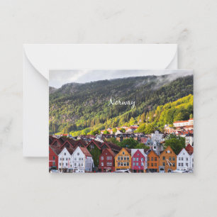 Norwegische Stadt mit Bergen im Hintergrund Mitteilungskarte
