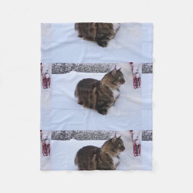 Norwegische Waldkatze im Schnee Fleecedecke (Vorderseite)