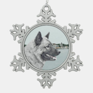 Norwegischer Elkhound bei Village Painting - Hunde Schneeflocken Zinn-Ornament