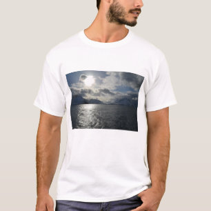 Norwegischer Fjord im Winter T-Shirt
