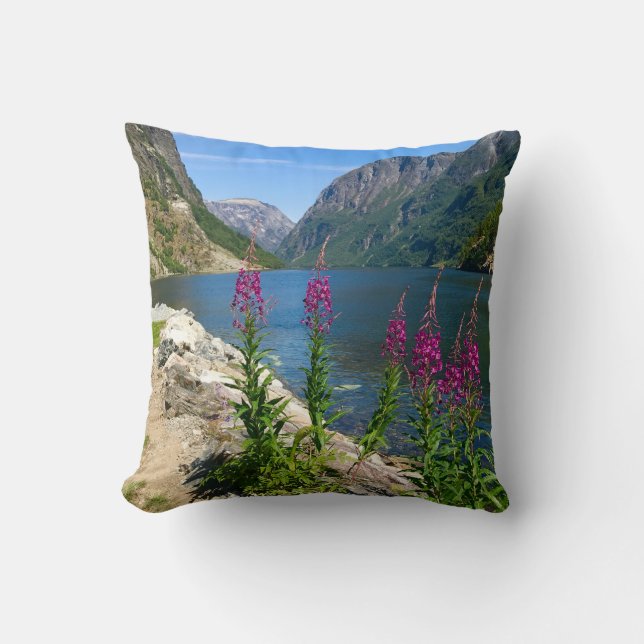 Norwegisches Gudvangen Village Scene Throw Pillow Kissen (Vorderseite)